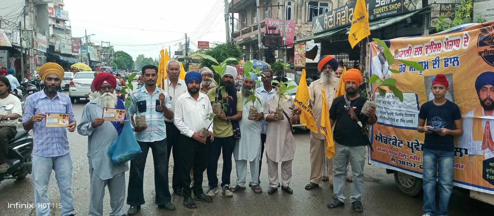ਵਾਤਾਵਰਨ ਨੂੰ ਹਰਿਆ-ਭਰਿਆ ਬਣਾਉਣ ਲਈ ਵੱਧ ਤੋਂ ਵੱਧ ਪੌਦੇ ਲਗਾਉਣੇ ਸਮੇਂ ਦੀ ਮੁੱਖ ਲੋੜ: ਐਡਵੋਕੇਟ ਪ੍ਰਵੇਸ਼ ਖੋਸਲਾ ਅਕਾਲੀ ਦਲ ਵਾਰਿਸ ਪੰਜਾਬ ਵੱਲੋਂ ਬਲਾਚੌਰ ਦੇ ਮੁੱਖ ਚੌਂਕ ‘ਚ ਵਣ ਮਹਾਉਤਸਵ ਮਨਾਉਂਦਿਆਂ ਵੰਡੇ ਗਏ ਮੁਫ਼ਤ ਪੌਦੇ; ਬਲਾਚੌਰ ਤੇ ਸੜੋਆ ਬਲਾਕ ਦੇ ਪਿੰਡਾਂ ‘ਚ ਵੀ ਚਲਾਈ ਜਾਵੇਗੀ ਇਹ ਮੁਹਿੰਮ