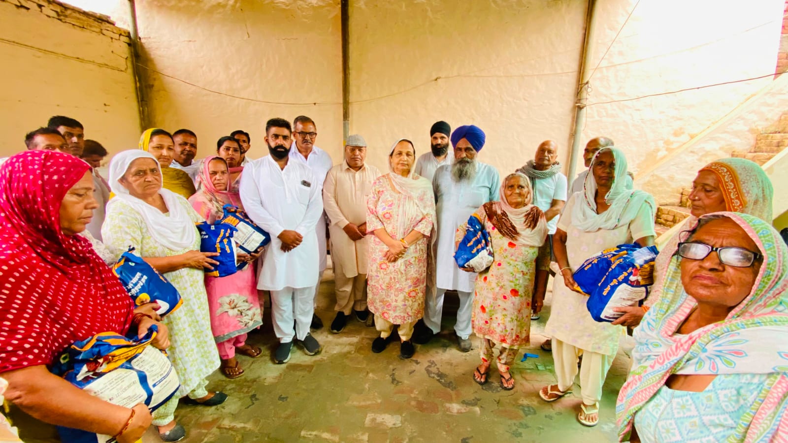 *ਪਿੰਡ ਚੰਦਿਆਣੀ ਖੁਰਦ ਵਿਖੇ ਵਿਧਾਇਕ ਸੰਤੋਸ਼ ਕਟਾਰੀਆ ਨੇ ਵੰਡੀਆਂ ਰਾਸ਼ਨ ਕਿੱਟਾਂ; ਕਿਹਾ— ‘ਲੋਕਾਂ ਦੀ ਸੇਵਾ ਹੀ ਸਾਡੀ ਮੁੱਖ ਪਹਿਲ’*