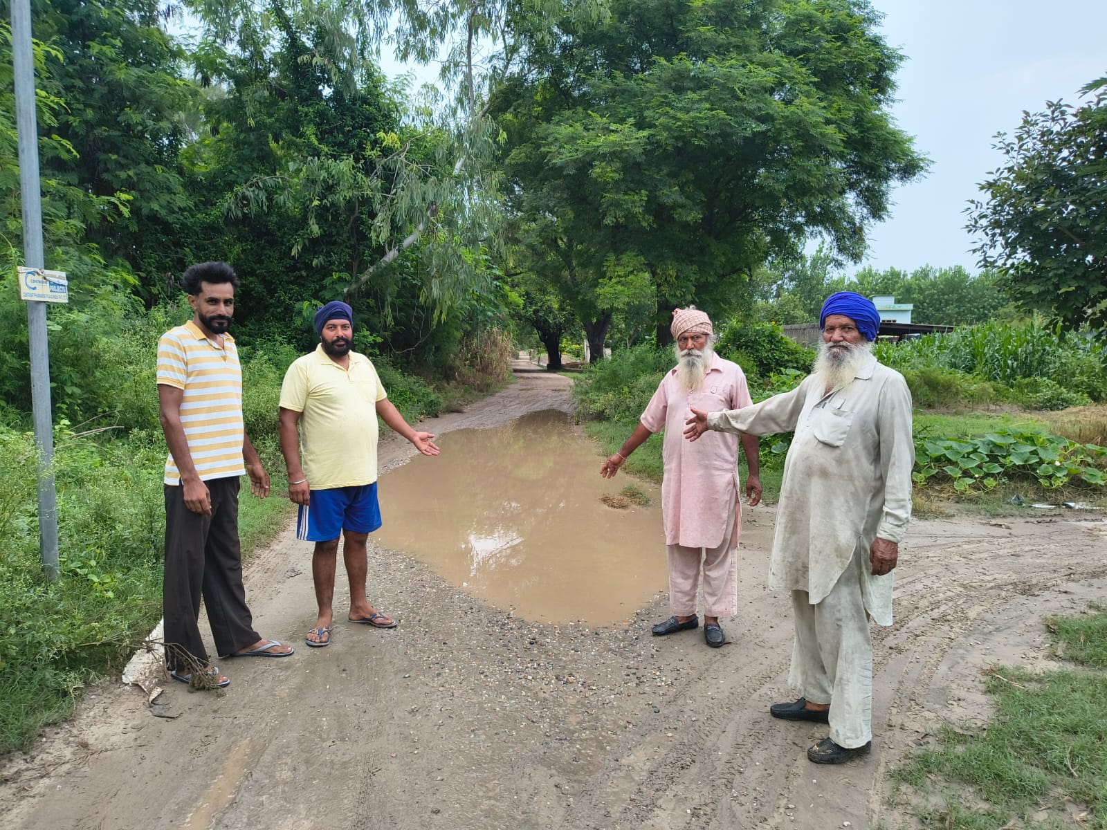 ਸਰਕਾਰ ਜੀ ਜਰਾ ਇਸ ਵੱਲ ਵੀ ਧਿਆਨ ਦਿਉ ਜੀ ਖਸਤਾ ਹਾਲਤ ਗਲੀ ‘ਚ ਖੜੇ ਬਰਸਾਤੀ ਪਾਣੀ ਨੇ ਪਿੰਡ ਕਮਾਲਪੁਰ ਦੇ ਵਾਸੀਆਂ ਦਾ ਕੀਤਾ ਜਿਊਣਾ ਮੁਸ਼ਕਿਲ