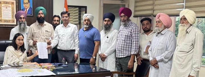 ਮਾਜਰੀ ਬਲਾਕ ਅਧੀਨ ਤਿੰਨ ਪਿੰਡਾਂ ਦੀ ਜ਼ਮੀਨ ‘ਚ ਗਰੀਨ ਜ਼ੋਨ ਬਣਾਉਣ ਖਿਲਾਫ਼ ਇਲਾਕੇ ਦੇ ਕਿਸਾਨਾਂ ਦਾ ਵਫ਼ਦ ਡਿਪਟੀ ਕਮਿਸ਼ਨਰ ਮੋਹਾਲੀ ਨੂੰ ਮਿਲਿਆ