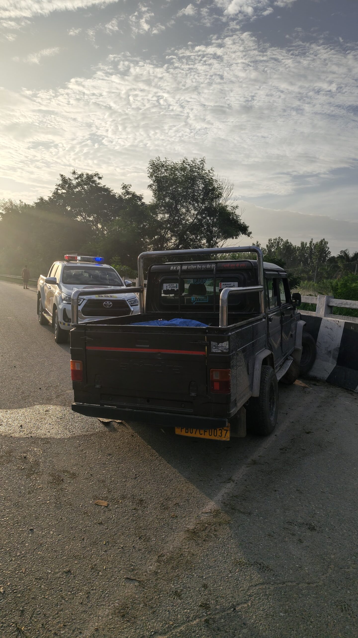 ਬੇਸਹਾਰਾ ਪਸ਼ੂ ਨੂੰ ਬਚਾਉਂਦੀ ਬਲੈਰੋ ਕੈਂਪਰ ਬੈਕਾਬੂ ਹੋ ਕੇ ਪੁਲੀ ਵਿੱਚ ਜਾ ਵੱਜੀ । ਗੱਡੀ ‘ਚ ਸਵਾਰ ਸਵਾਰੀਆਂ ਦੇ ਵੱਜੀਆਂ ਸੱਟਾਂ ਜਾਨੀ ਨੁਕਸਾਨ ਦਾ ਬਚਾਅ ਗੱਡੀ ਬੁਰੀ ਤਰ੍ਹਾਂ ਨਾਲ ਨੁਕਸਾਨੀ ਗਈ
