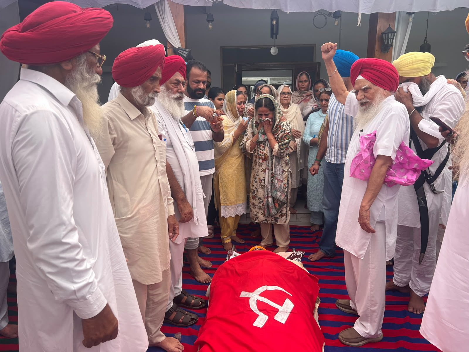 ਕਾਮਰੇਡ ਸ਼ਬੇਗ ਸਿੰਘ ਸਾਬਕਾ ਸੂਬਾ ਕਮੇਟੀ ਮੈਂਬਰ ਦਾ ਪਾਰਟੀ ਸਾਥੀਆਂ ਅਤੇ ਪਰਿਵਾਰਕ ਮੈਂਬਰਾਂ ਦੀ ਹਾਜ਼ਰੀ ਵਿੱਚ ਅੰਤਿਮ ਸੰਸਕਾਰ ਕੀਤਾ ਗਿਆ-ਕਾ ਹੰਸਾ ਸਿੰਘ