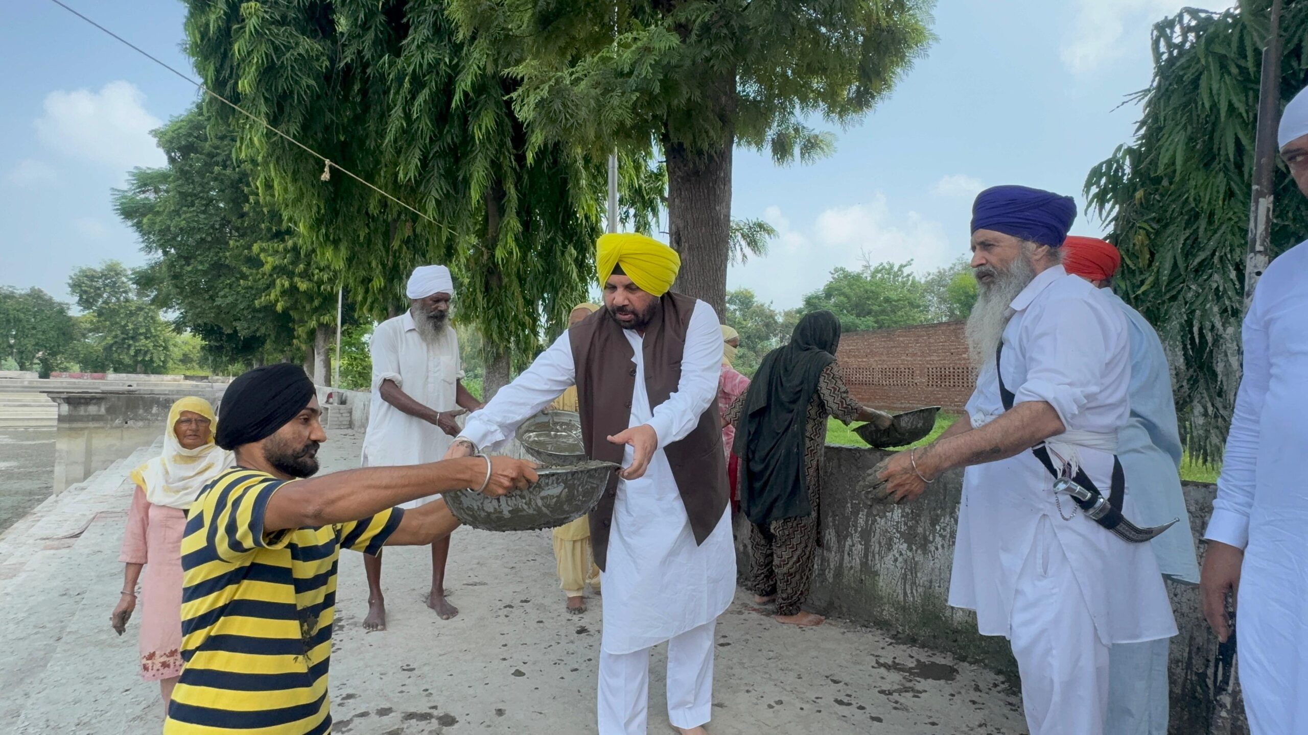 ਗੁਰਦੁਆਰਾ ਬਾਬਾ ਹੰਦਾਲ ਜੀ ਦੇ ਪਵਿੱਤਰ ਸਰੋਵਰ ਦੀ ਕਾਰਸੇਵਾ ਵਿੱਚ ਮੰਤਰੀ ਸ. ਹਰਭਜਨ ਸਿੰਘ ਈ.ਟੀ.ਓ. ਨੇ ਕੀਤੀ ਸੇਵਾ   ਸੇਵਾ ਮਨੁੱਖ ਨੂੰ ਨਿਮਰਤਾ, ਸਮਰਪਣ ਅਤੇ ਆਪਸੀ ਭਾਈਚਾਰੇ ਦੀ ਭਾਵਨਾ ਨਾਲ ਜੋੜਦੀ ਹੈ – ਹਰਭਜਨ ਸਿੰਘ ਈ.ਟੀ.ਓ.