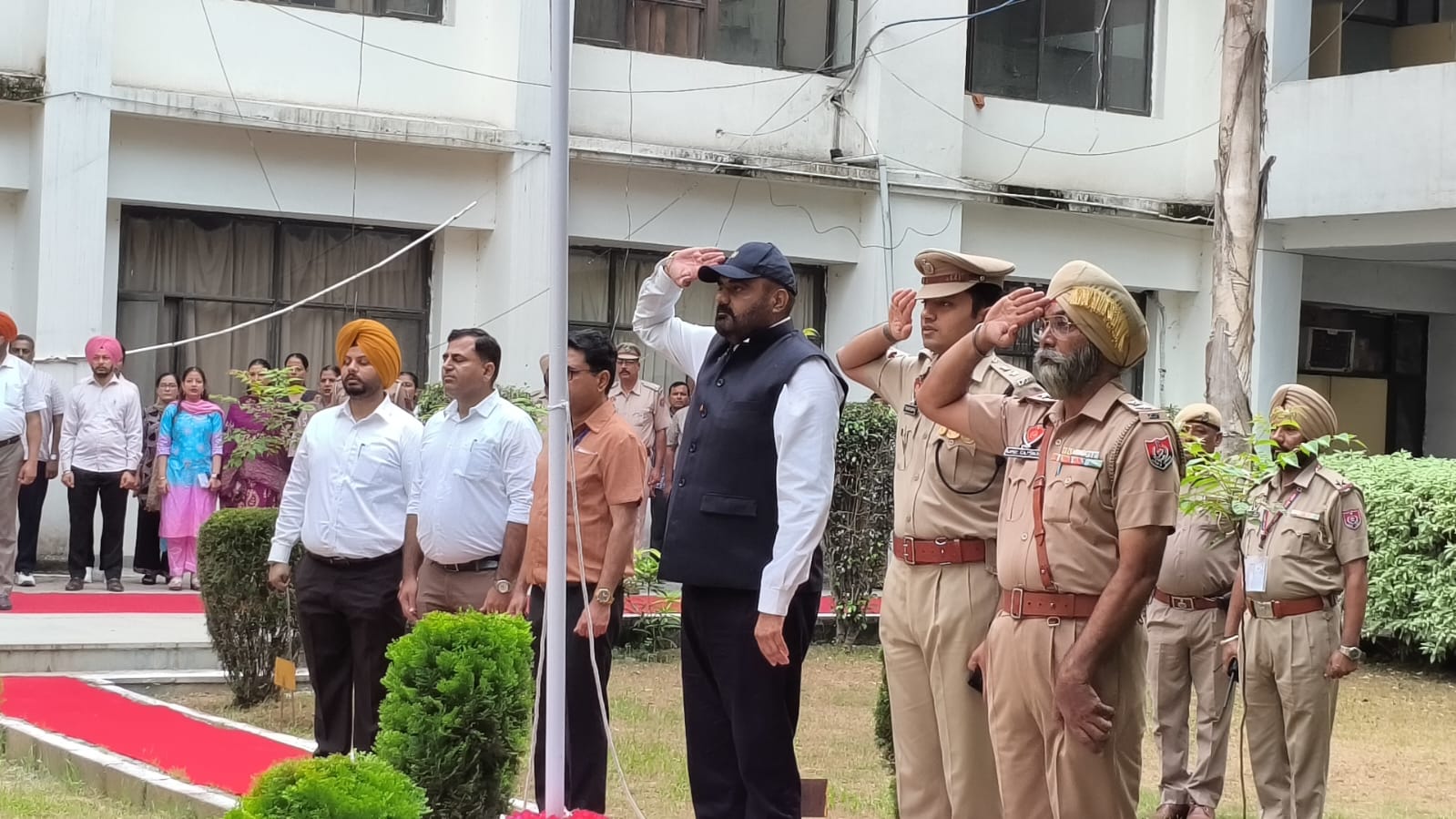 *ਡਿਪਟੀ ਕਮਿਸ਼ਨਰ ਗੁਲਪ੍ਰੀਤ ਸਿੰਘ ਔਲਖ ਨੇ ਦਫ਼ਤਰ ਡਿਪਟੀ ਕਮਿਸ਼ਨਰ ਵਿਖੇ ਲਹਿਰਾਇਆ ਕੌਮੀ ਝੰਡਾ*   *ਵਿਦਿਆਰਥੀਆਂ ਅਤੇ ਅਧਿਕਾਰੀਆਂ ਤੇ ਕਰਮਚਾਰੀਆਂ ਨੇ ਗਾਇਆ ਰਾਸ਼ਟਰ ਗਾਣ*