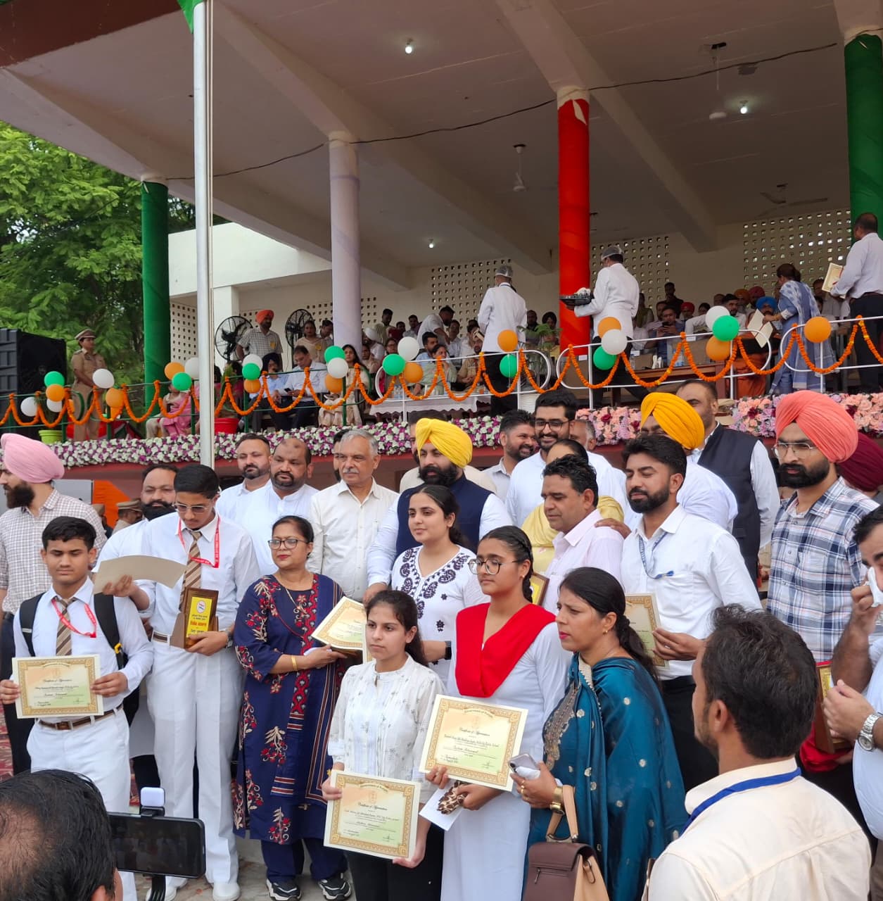 ਐੱਮ.ਆਰ. ਸਿਟੀ ਪਬਲਿਕ ਸਕੂਲ ਬਲਾਚੌਰ ਦੇ ਹੋਣਹਾਰ ਵਿਦਿਆਰਥੀਆਂ ਦਾ ਜ਼ਿਲ੍ਹਾ ਪੱਧਰੀ ਸੁਤੰਤਰਤਾ ਦਿਵਸ ਸਮਾਰੋਹ ਦੌਰਾਨ ਸ਼ਾਨਦਾਰ ਸਨਮਾਨ ਸਿੱਖਿਆ ਮੰਤਰੀ ਹਰਜੋਤ ਸਿੰਘ ਬੈਂਸ ਅਤੇ ਵਿਧਾਇਕਾ ਸੰਤੋਸ਼ ਕਟਾਰੀਆ ਵੱਲੋਂ ਵਿਦਿਆਰਥੀਆਂ ਨੂੰ ਵੰਡੇ ਗਏ ਸਨਮਾਨ ਚਿੰਨ੍ਹ