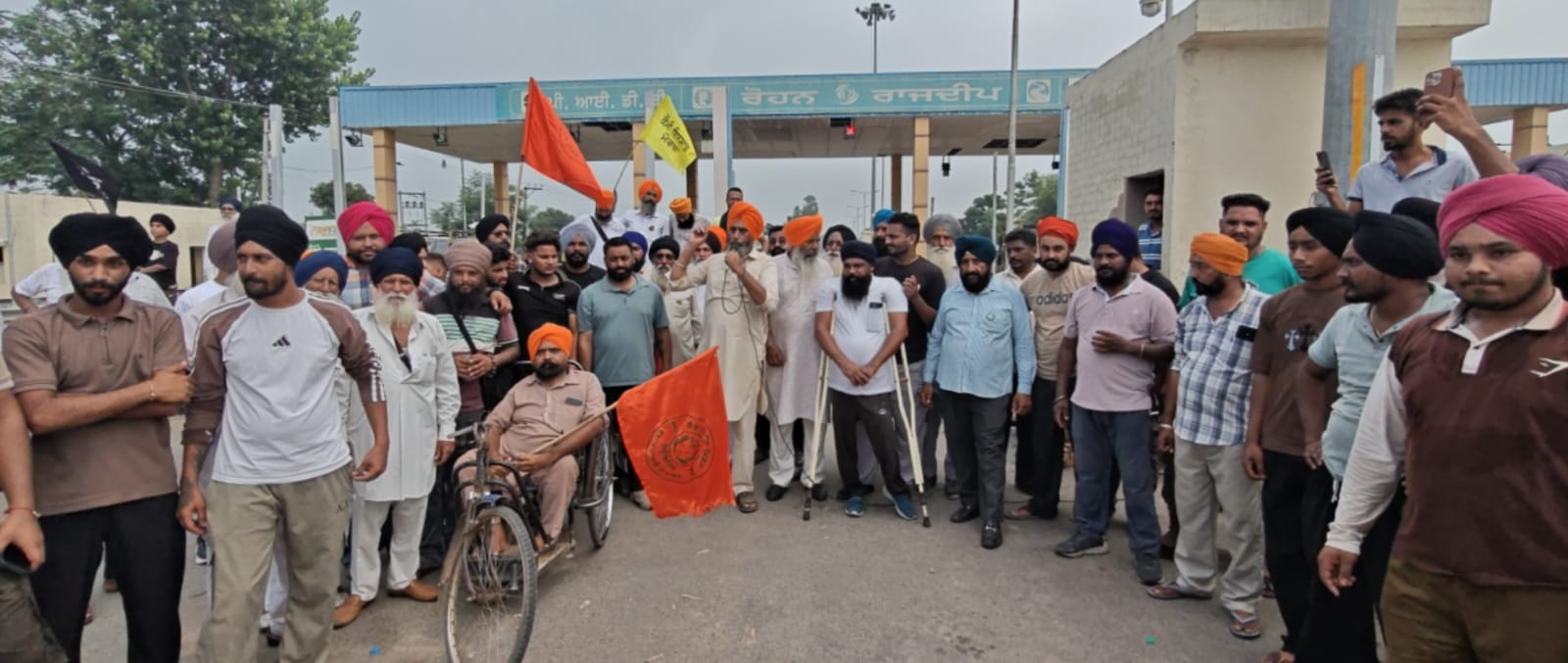 ਲੋਕ ਹਿੱਤ ਮਿਸ਼ਨ ਵੱਲੋਂ ਟੋਲ ਪਲਾਜ਼ਾ ਬੜੌਦੀ ਤੇ ਮੁੱਲਾਂਪੁਰ ਬੈਰੀਅਰ ਵਿਖੇ ਜਾਮ ਲਗਾਇਆ ਗਿਆ ਤੇ ਦੁਕਾਨਦਾਰ ਵੱਲੋਂ ਬਜ਼ਾਰ ਬੰਦ ਰੱਖੇ ਗਏ