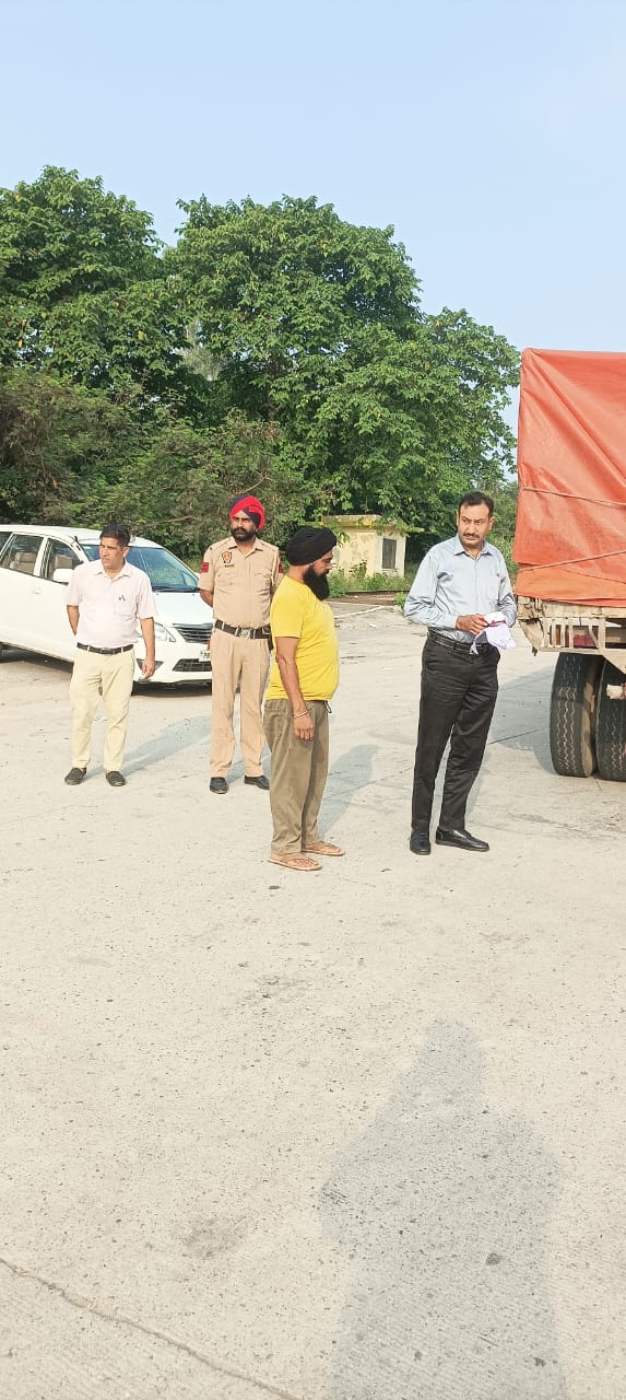 ਬਲਾਚੌਰ-ਰੋਪੜ੍ਹ ਨੈਸ਼ਨਲ ਹਾਈਵੇਅ ‘ਤੇ ਆਰ.ਟੀ.ਓ. ਦੀ ਵੱਡੀ ਕਾਰਵਾਈ, ਟ੍ਰੈਫਿਕ ਨਿਯਮਾਂ ਦੀ ਉਲੰਘਣਾ ਕਰਨ ਵਾਲੀਆਂ 5 ਗੱਡੀਆਂ ਦੇ ਕੱਟੇ ਚਲਾਨ