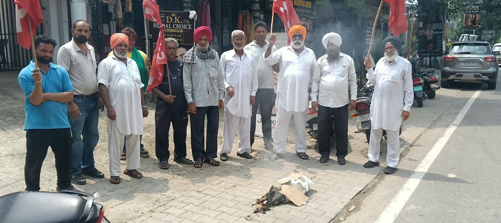ਵੱਧ ਦੀ ਮਹਿੰਗਾਈ  ਨੂੰ ਲੈ ਕੇ ਮੋਦੀ ਸਰਕਾਰ ਦੇ ਪੁਤਲੇ ਫੂਕੇ