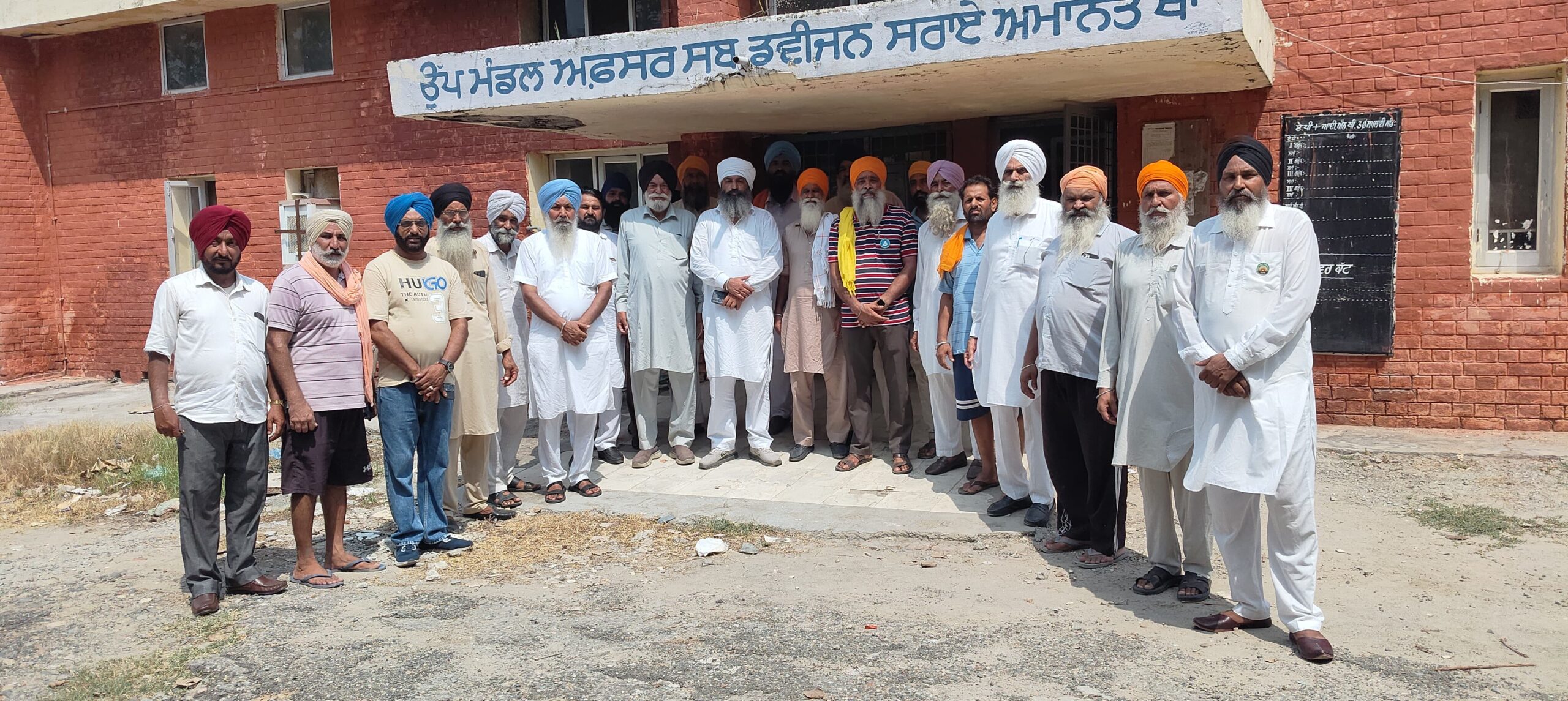 ਬਿਜਲੀ ਦੇ ਲੰਮੇ ਕੱਟਾਂ ਤੋਂ ਦੁੱਖੀ ਕਿਸਾਨਾਂ ਦਾ ਫੁੱਟਿਆ ਗੁੱਸਾ – ਕਿਹਾ, ਸਾਨੂੰ ਮੁਫ਼ਤ ਨਹੀਂ ਚਾਹੀਦੀ, ਬੇਸ਼ੱਕ ਬਿੱਲ ਲਾ ਦਿਓ ਪਰ ਬਿਜਲੀ ਤਾਂ ਦਿਓ   ਝੋਨਾ ਸੁੱਕਣ ਕਿਨਾਰੇ, ਕਿਸਾਨ ਸਾਰੀ ਰਾਤ ਖੇਤਾਂ ‘ਚ ਜਾਗਣ ਲਈ ਮਜ਼ਬੂਰ – 