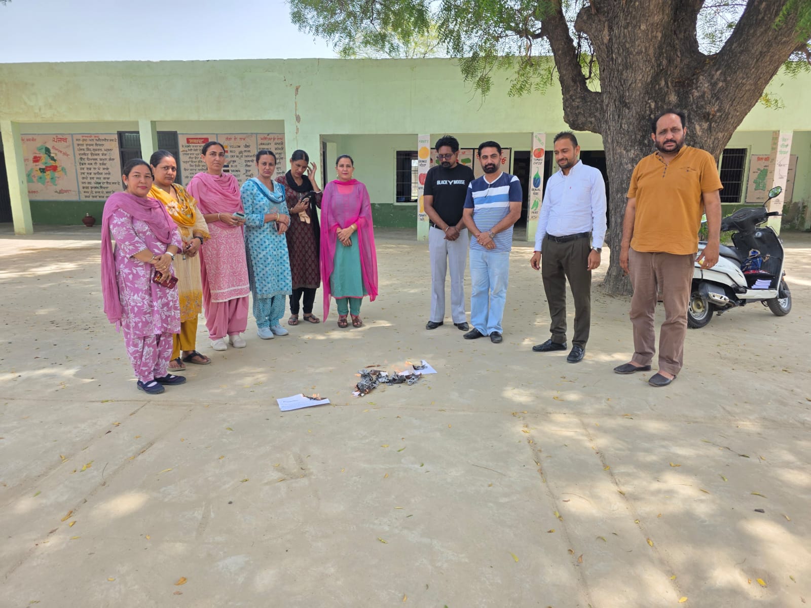 ਮੁੱਖ ਮੰਤਰੀ ਵੱਲੋਂ ਮੀਟਿੰਗ ਨਾ ਕਰਨ ਖਿਲਾਫ ਪੱਤਰ ਦੀਆਂ ਕਾਪੀਆਂ ਫੂਕੀਆਂ     ਮੁਲਾਜ਼ਮਾਂ ਦਾ ਗੁੱਸਾ ਸਿਖਰਾਂ ਤੇ, ਕੱਲ ਜਿਲਾ ਬਠਿੰਡਾ ਵਿੱਚ ਫੂਕੇ ਜਾਣਗੇ ਮੁੱਖ ਮੰਤਰੀ ਦੇ ਪੁਤਲੇ 