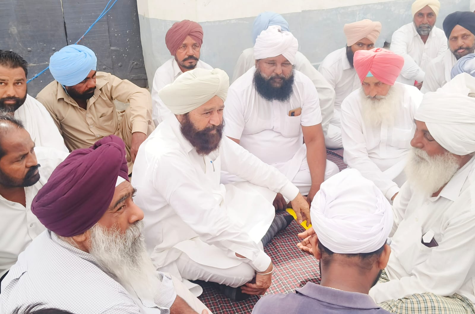 ਐਮ.ਪੀ ਸ਼ੇਰ ਸਿੰਘ ਘੁਬਾਇਆ ਅਤੇ ਕਾਂਗਰਸੀ ਆਗੂਆਂ ਨੇ  ਰਣਜੀਤ ਸਿੰਘ ਧਾਲੀਵਾਲ ਦੇ ਪਰਿਵਾਰ ਨਾਲ਼ ਦੁੱਖ ਸਾਂਝਾ ਕੀਤਾ- 