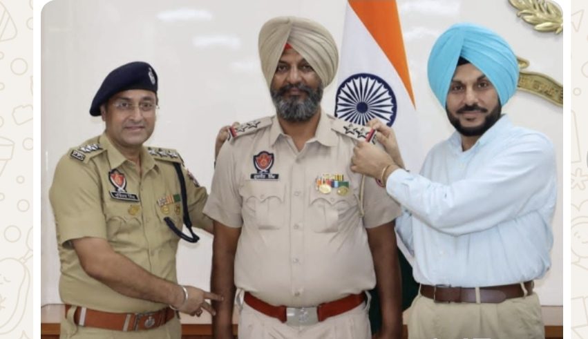 ਏ. ਐੱਸ. ਆਈ ਗੁਰਜੀਤ ਸਿੰਘ ਸਬ-ਇੰਸਪੈਕਟਰ ਵਜੋਂ ਤਰੱਕੀਯਾਬ   ਪੁਲਸ ਕਮਿਸ਼ਨਰ ਗੁਰਪ੍ਰੀਤ ਸਿੰਘ ਭੁੱਲਰ ਨੇ ਨਵੇਂ ਰੈਂਕ ਦੇ ਸਟਾਰ ਲਗਾ ਕੇ ਦਿੱਤੀ ਵਧਾਈ