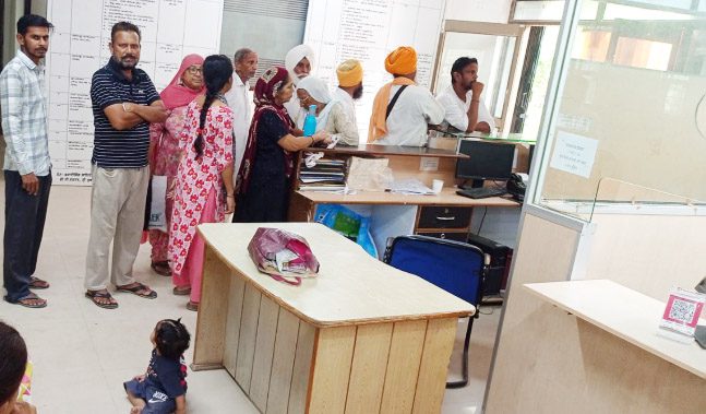 ਸੇਵਾ ਕੇਂਦਰਾਂ ’ਚ ਸਰਕਾਰੀ ਦਾਅਵਿਆਂ ਦੀ  ਨਿਕਲੀ ਫੂਕ-  ਸਵੇਰੇ 7 ਵਜੇ ਤੋਂ ਲੱਗਦੀਆਂ ਨੇ ਕਤਾਰਾਂ, ਖੱਜਲ-ਖੁਆਰ ਹੋਣ ਲਈ ਮਜ਼ਬੂਰ ਲੋਕ-  ਕੋਈ 20 ਕਿਲੋਮੀਟਰ ਦੂਰੋਂ ਆਉਂਦਾ ਤੇ ਕੋਈ ਕੁੱਛੜ ਚੁੱਕੀ ਫਿਰਦਾ ਛੋਟੇ ਬੱਚੇ; 5-6 ਗੇੜੇ ਲਾਉਣ ਤੋਂ ਬਾਅਦ ਵੀ ਖਾਲੀ ਹੱਥ ਮੁੜਨ ਲਈ ਮਜ਼ਬੂਰ-