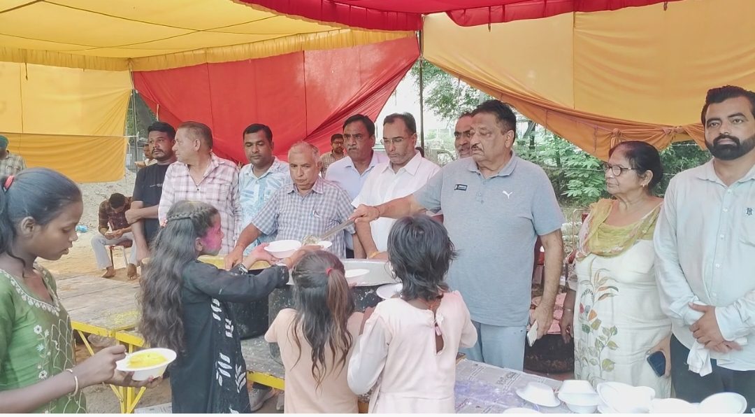 ਸ਼੍ਰੀ ਗਣਪਤੀ ਉਤਸਵ ਦੌਰਾਨ ਗੜੀ ਪੁੱਲ ਤੇ ਆਨੰਦ ਪਰਿਵਾਰ ਵੱਲੋਂ ਲਗਾਇਆ ਲੰਗਰ