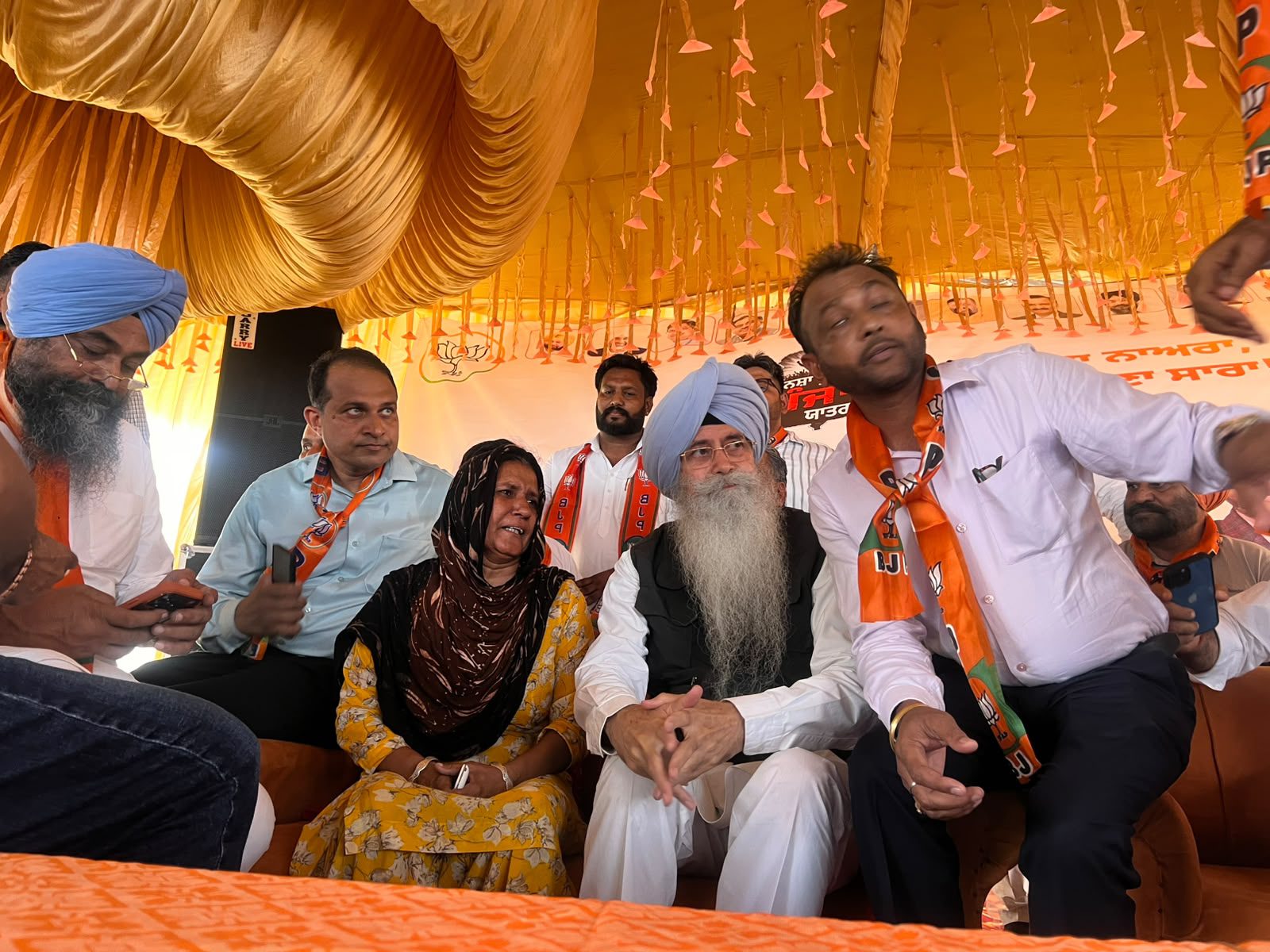 ਭਾਜਪਾ ਦੀ ਸਟੇਜ ਤੇ ਦੋ ਮਹਿਲਾਵਾਂ ਨੇ ਨਸ਼ਿਆਂ ਤੋਂ ਪੀੜਤ ਬੱਚਿਆਂ ਦਾ ਦਰਦ ਭਾਜਪਾ ਆਗੂ ਐਚ ਐਸ ਫੂਲਕਾ ਅੱਗੇ ਫਰੋਲਿਆ, ਸਟੇਜ ਤੇ ਭਾਵਕ ਹੋਈ ਔਰਤ                                        ‌