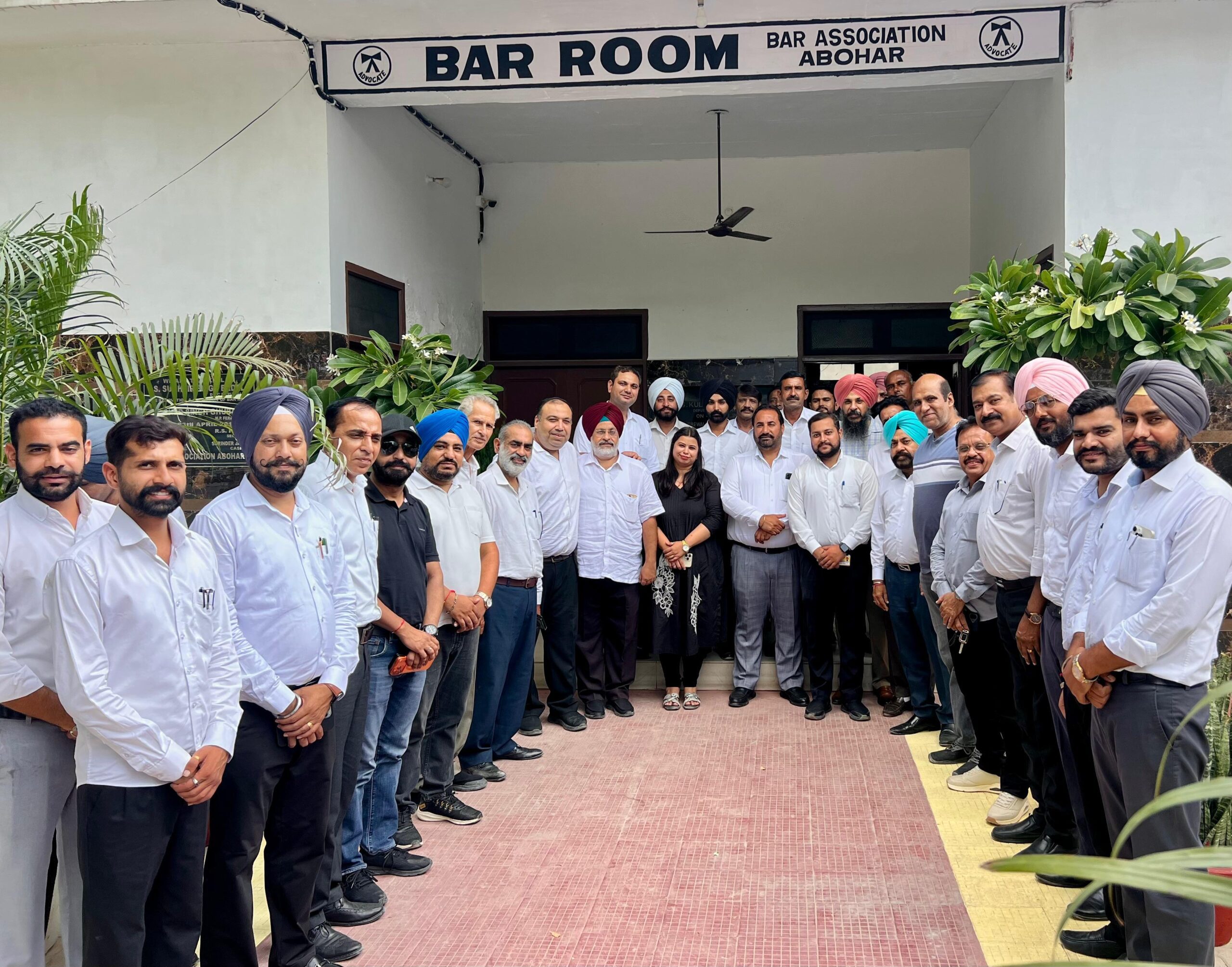 ਸੈਨਟ ਚੋਣਾਂ ਲਈ ਵਰਿੰਦਰ ਸਿੰਘ ਵਿੱਕੀ ਗਿੱਲ ਨੇ ਬਾਰ ਐਸੋਸੀਏਸ਼ਨ ਅਬੋਹਰ ਦੇ ਵਕੀਲਾਂ ਨਾਲ ਕੀਤਾ ਰਾਬਤਾ ਪ੍ਰਧਾਨ ਅਮਨਦੀਪ ਸਿੰਘ ਧਾਲੀਵਾਲ ਨੇ ਆਪਣੀ ਟੀਮ ਸਣੇ ਬਾਰ ਰੂਮ ਪੁੱਜਣ ‘ਤੇ ਕੀਤਾ ਨਿੱਘਾ ਸਵਾਗਤ