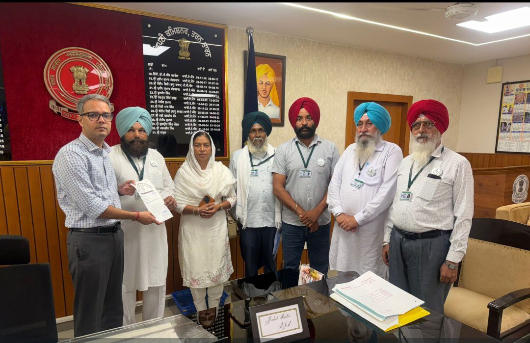 ਸ਼ਹੀਦ ਰਾਜਵਿੰਦਰ ਸਿੰਘ ਦੀ ਯਾਦ ਵਿੱਚ ਪਿੰਡ ’ਚ ਬੁੱਤ ਲਗਾਉਣ ਲਈ ਗਰਾਂਟ ਦੀ ਮੰਗ  ਸਾਬਕਾ ਸੈਨਿਕ ਕਿਸਾਨ ਮਜ਼ਦੂਰ ਕਮੇਟੀ (ਅ) ਵੱਲੋਂ ਡੀ.ਸੀ. ਤਰਨਤਾਰਨ ਨੂੰ ਮੰਗ ਪੱਤਰ ਸੌਂਪਿਆ  ਸ਼ਹੀਦ ਦੀ ਪਤਨੀ ਸਮੇਤ ਜਥੇਬੰਦੀ ਦੇ ਆਗੂਆਂ ਨੇ ਕੀਤੀ ਮੁਲਾਕਾਤ, ਸਰਕਾਰੀ ਸਹਾਇਤਾ ਦੀ ਕੀਤੀ ਅਪੀਲ