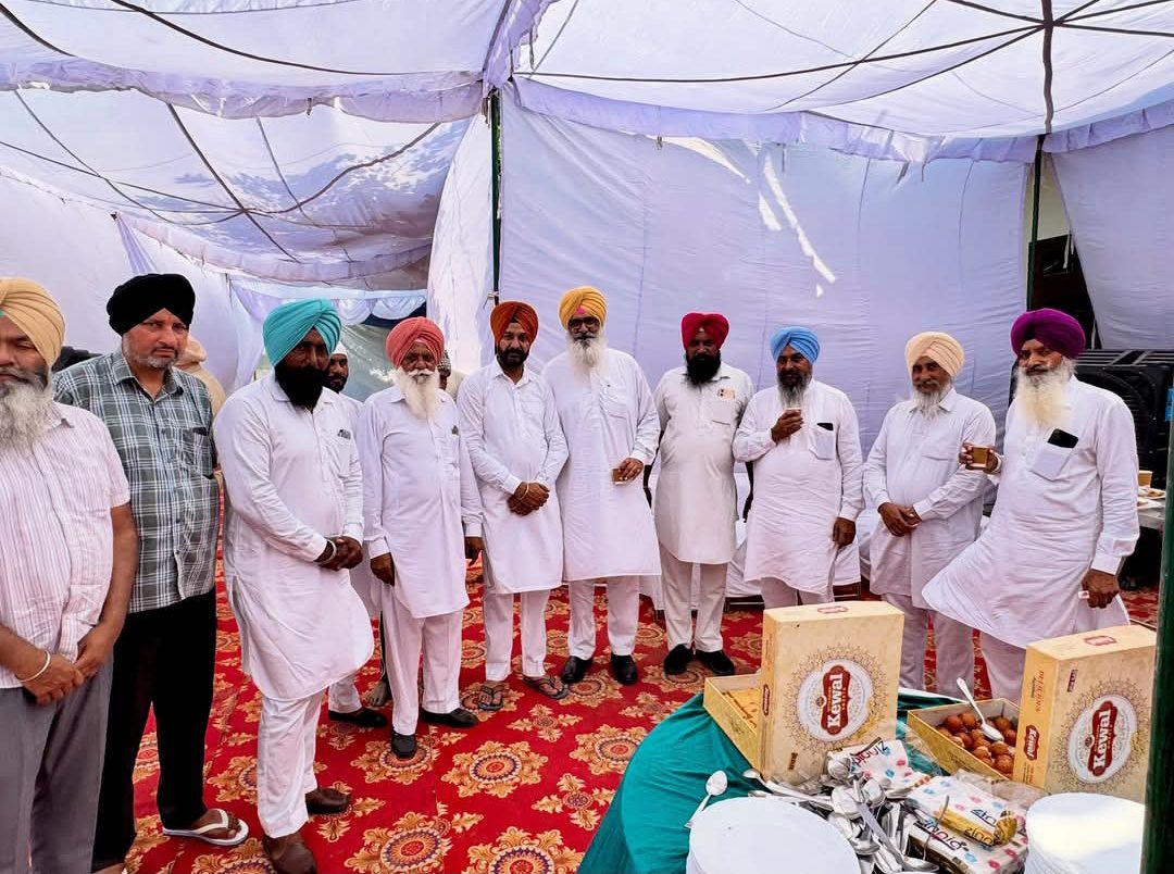 ਦੀਨੇਵਾਲ ਵਿਖੇ ਸਵਰਗਵਾਸੀ ਦਾਰਾ ਸਿੰਘ ਜੀ ਦੀ ਅੰਤਿਮ ਅਰਦਾਸ ’ਚ ਸਿੱਕੀ ਨੇ ਕੀਤੀ ਸ਼ਿਰਕਤ  ਵਿੱਛੜੀ ਰੂਹ ਨੂੰ ਸ਼ਰਧਾ ਦੇ ਫੁੱਲ ਭੇਟ ਕਰਦਿਆਂ ਪਰਿਵਾਰ ਨਾਲ ਦੁੱਖ ਸਾਂਝਾ ਕੀਤਾ