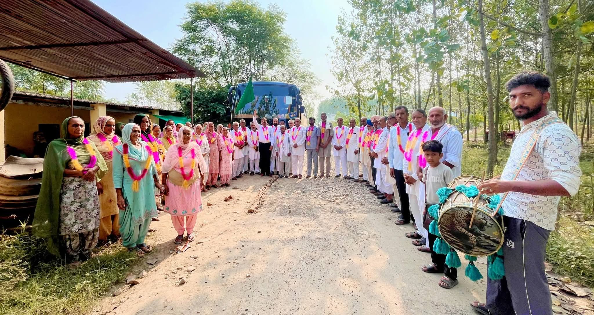 ਪਿੰਡ ਭੇਡੀਆਂ ਮੰਡ ਤੋਂ ਤੀਰਥ ਯਾਤਰਾ ਲਈ ਬੱਸ ਸ਼ਰਧਾ ਤੇ ਸਤਿਕਾਰ ਨਾਲ ਰਵਾਨਾ,  ਆਪ ਦੇ ਸੀਨੀਅਰ ਆਗੂ ਅਸ਼ੋਕ ਕਟਾਰੀਆ ਅਤੇ  ਪਿੰਡ ਦੀ ਪੰਚਾਇਤ ਨੇ ਦਿੱਤੀ ਰਵਾਨਗੀ
