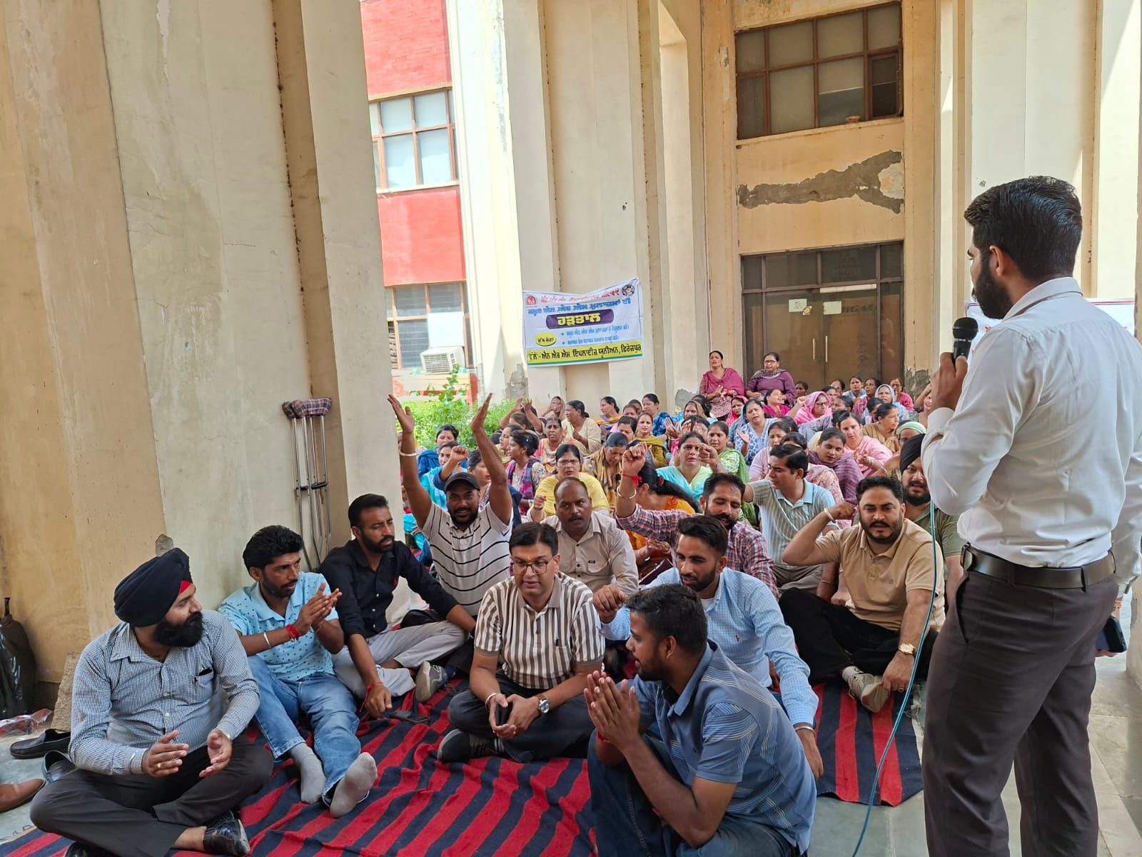 NHM ਮੁਲਾਜ਼ਮਾਂ ਅਤੇ ਆਸ਼ਾ ਵਰਕਰਾਂ ਵੱਲੋਂ ਸਿਵਲ ਸਰਜਨ ਦਫ਼ਤਰ ਅੱਗੇ ਸਰਕਾਰ ਅਤੇ ਸਿਹਤ ਵਿਭਾਗ ਖ਼ਿਲਾਫ਼ ਰੋਸ ਪ੍ਰਦਰਸ਼ਨ 15ਵੇਂ ਦਿਨ ਵਿੱਚ ਪੁੱਜਾ।