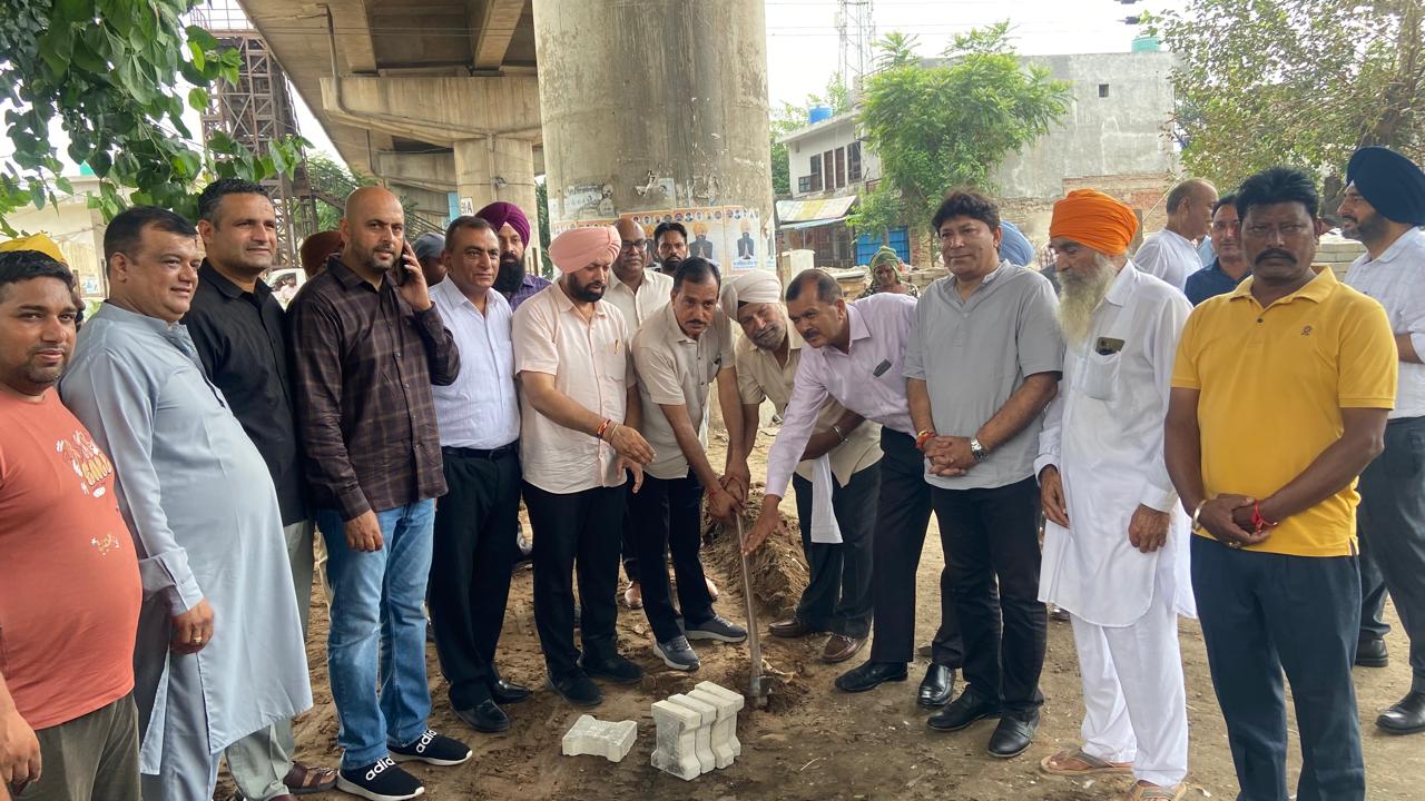 ਕੌਂਸਲਰ ਰਜੇਸ਼ ਰਠੌਰ ਦੀ ਦੇਖਰੇਖ ਕੌਂਸਲ ਪ੍ਰਧਾਨ ਬਹਾਦਰ ਸਿੰਘ ਓਕੇ ਨੇ  ਵਾਰਡ ਨੰਬਰ 17 ‘ਚ 10 ਲੱਖ ਰੁਪਏ ਦੀ ਲਾਗਤ ਨਾਲ ਪੇਵਰਬਲਾਕ ਲਗਾਉਣ ਦੇ ਵਿਕਾਸ ਕਾਰਜ ਸ਼ੁਰੂ ਕਰਵਾਇਆ     ਵਿਧਾਇਕਾ ਅਨਮੋਲ ਗਗਨ ਮਾਨ ਦੇ ਦਿਸ਼ਾ-ਨਿਰਦੇਸ਼ਾਂ ਹੇਠ ਕੁਰਾਲੀ ਸ਼ਹਿਰ ਦਾ ਬਹੁ-ਪੱਖੀ ਵਿਕਾਸ ਬਿਨਾਂ ਕਿਸੇ ਪੱਖਪਾਤ ਤੋਂ ਕਰਵਾਇਆ ਜਾ ਰਿਹਾ ਹੈ : ਬਹਾਦਰ ਸਿੰਘ ਓਕੇ 