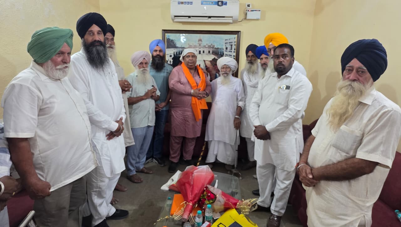 ਪੱਤਰਕਾਰਤਾ ਦੇ ਖੇਤਰ ’ਚ ਸ਼ਾਨਦਾਰ ਸੇਵਾਵਾਂ ਲਈ ਪ੍ਰੈਸ ਕਲੱਬ ਦੇ ਨਵੇਂ ਪ੍ਰਧਾਨ ਦੀਪਕ ਧੀਰ ਦਾ ਸਨਮਾਨ   ਜੱਟ ਸਭਾ ਤੇ ਨੰਬਰਦਾਰ ਯੂਨੀਅਨ 643 ਸਮਰਾ ਗਰੁੱਪ ਵੱਲੋਂ ਕੀਤਾ ਵਿਸ਼ੇਸ਼ ਸਨਮਾਨ, ਲੋਕਾਂ ਦੀ ਆਵਾਜ਼ ਬਣ ਕੇ ਮਸਲੇ ਸਰਕਾਰ ਤੱਕ ਪਹੁੰਚਾਉਣ ਦੀ ਕੀਤੀ ਸ਼ਲਾਘਾ