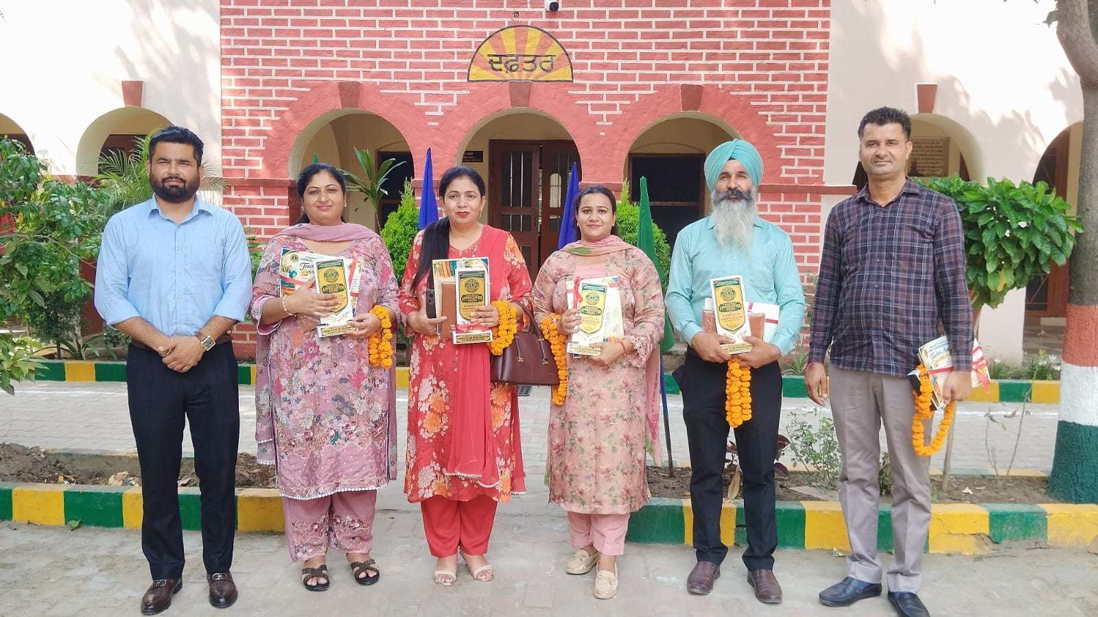 ਲਾਇਨਜ਼ ਕਲੱਬ ਮੁਕੰਦਪੁਰ ਵੱਲੋਂ ਸਿੱਖਿਆ ਦੇ ਖੇਤਰ ‘ਚ ਸ਼ਲਾਘਾਯੋਗ ਉਪਰਾਲਾ, ਵੱਖ-ਵੱਖ ਬਲਾਕਾਂ ਦੇ ਅਧਿਆਪਕਾਂ ਦਾ ਕੀਤਾ ਸਨਮਾਨ