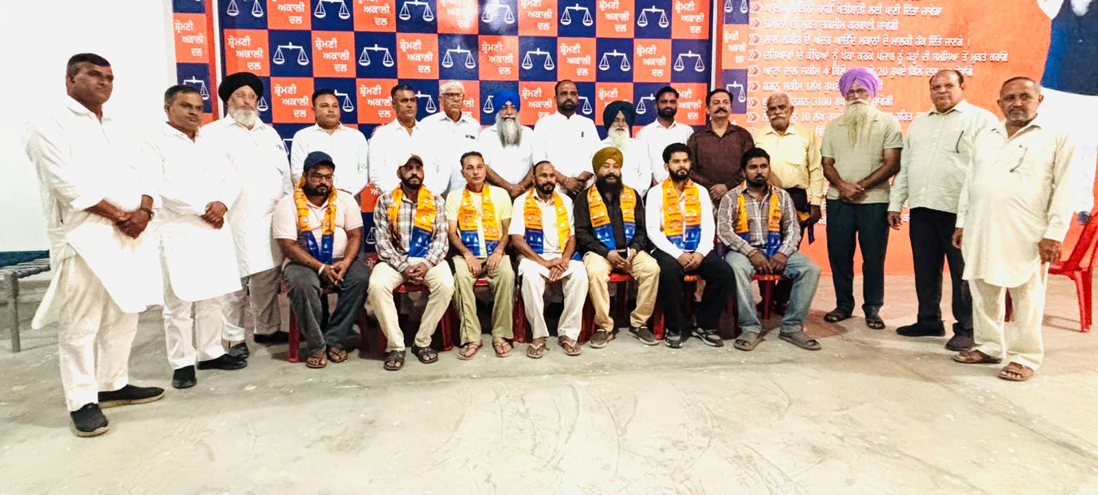 ਹਲਕਾ ਬਲਾਚੌਰ ਵਿੱਚ ਹਨੀ ਟੋਂਸਾ ਦੀ ਵੱਡੀ ਸਿਆਸੀ ਜਿੱਤ, ਵਿਰੋਧੀ ਧਿਰਾਂ ਨੂੰ ਵੱਡਾ ਝਟਕਾ ਦਿੰਦਿਆਂ ਵਾਰਡ ਨੰਬਰ 8 ਦੇ ਕਈ ਕੱਦਾਵਰ ਆਗੂ ਅਕਾਲੀ ਦਲ ਵਿੱਚ ਸ਼ਾਮਲ