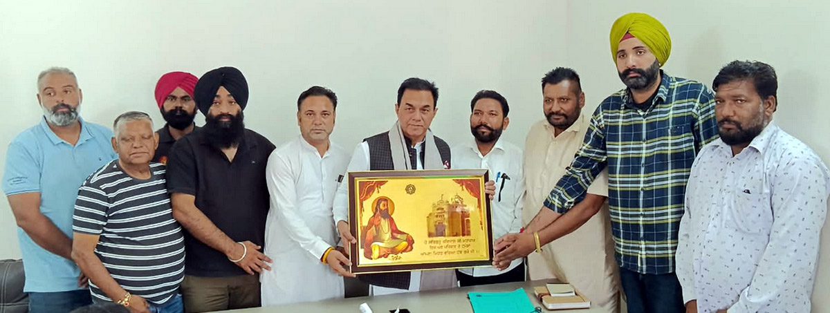 ਕਸ਼ਮੀਰ ਸਿੰਘ ਖਲਵਾੜਾ ਦੀ ਅਗਵਾਈ ਹੇਠ ਪੰਚਾਇਤਾਂ ਨੇ ਡਾ. ਰਾਜਕੁਮਾਰ ਚੱਬੇਵਾਲ ਨੂੰ ਕੀਤਾ ਸਨਮਾਨਤ ਸ੍ਰੀ ਗੁਰੂ ਰਵਿਦਾਸ ਮਹਾਰਾਜ ਜੀ ਦੇ 650ਵੇਂ ਪ੍ਰਕਾਸ਼ ਪੁਰਬ ਸਬੰਧੀ ਕਰਵਾਏ ਸ਼ਾਨਦਾਰ ਡਰੋਨ ਸ਼ੋਅ ਦੀ ਕੀਤੀ ਭਰਪੂਰ ਸ਼ਲਾਘਾ