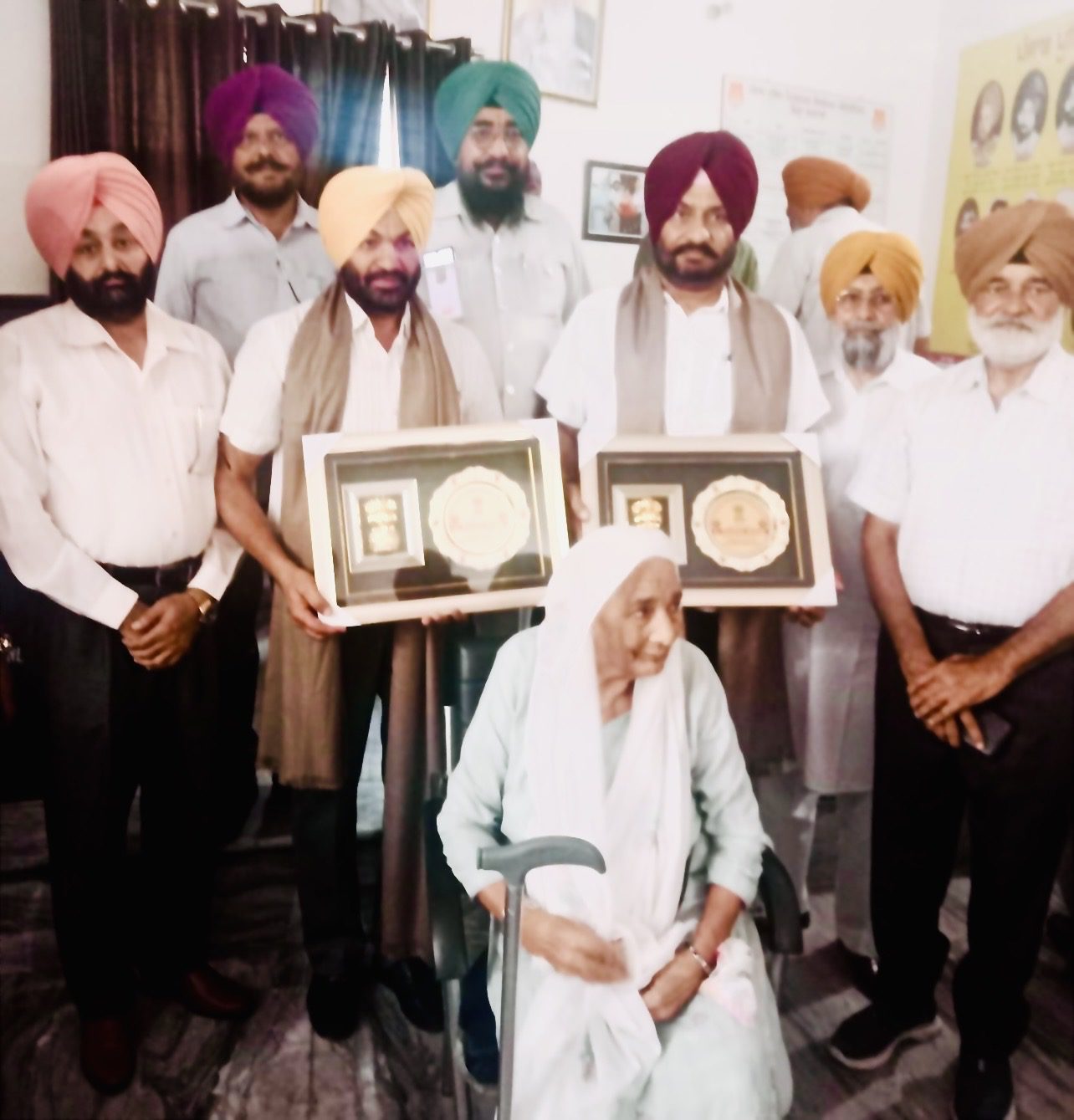 ਰਾਸ਼ਟਰਪਤੀ ਮੈਡਲ ਨਾਲ ਬਰਨਾਲਾ ਦਾ ਮਾਣ ਵਧਾਉਣ ਵਾਲੇ ਦੋ ਪੁਲਿਸ ਅਧਿਕਾਰੀ ਸਨਮਾਨਿਤ ਪੁਲਿਸ ਸੇਵਾ ਵਿੱਚ ਸ਼ਾਨਦਾਰ ਕਾਰਗੁਜ਼ਾਰੀ ਦੀ ਮਿਲੀ ਮਾਣ ਭਰੀ ਪਹਿਚਾਣ, ਰਾਸ਼ਟਰਪਤੀ ਮੈਡਲ ਜੇਤੂ ਦੋ ਅਧਿਕਾਰੀਆਂ ਦਾ ਸਨਮਾਨ ਰਾਸ਼ਟਰਪਤੀ ਮੈਡਲ ਜੇਤੂ ਬਲਜੀਤ ਸਿੰਘ ਤੇ ਨਿਰਮਲ ਸਿੰਘ ਦਾ ਪੰਜਾਬ ਪੁਲਿਸ ਪੈਨਸ਼ਨਰ ਯੂਨੀਅਨ ਵੱਲੋਂ ਸਨਮਾਨ 