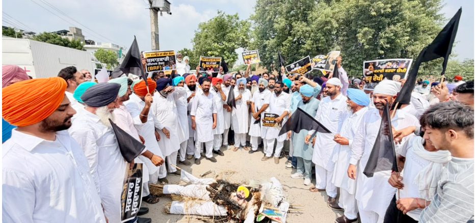 ਗੁਲਜ਼ਾਰ ਸਿੰਘ ਮਾਮਲੇ ਅਤੇ ਬਿਜਲੀ ਦੇ ਲੰਮੇ ਕੱਟਾਂ ਨੂੰ ਲੈ ਕੇ ਅਕਾਲੀ ਦਲ ਵੱਲੋਂ ਰੋਸ ਪ੍ਰਦਰਸ਼ਨ- ਪੰਜਾਬ ਸਰਕਾਰ ਅਤੇ ਵਿੱਤ ਮੰਤਰੀ ਦਾ ਫੂਕਿਆ ਪੁਤਲਾ-