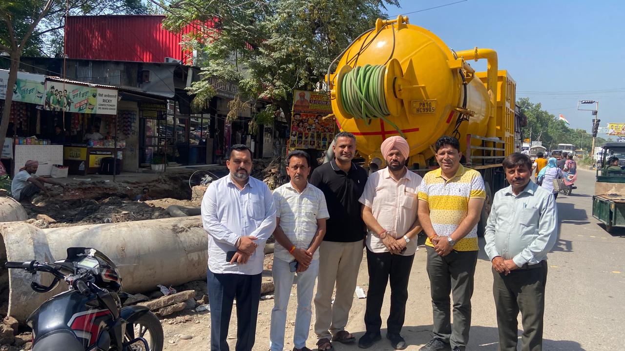 ਚੰਡੀਗੜ੍ਹ ਤੇ ਸਿਸਵਾ ਰੋਡ ਤੇ ਬਰਸਾਤੀ ਪਾਣੀ ਦੀ ਸਮੱਸਿਆ ਤੋਂ ਨਿਜਾਤ ਦਿਵਾਉਣ ਲਈ ਕੌਂਸਲ ਦੀ ਟੀਮ ਜੰਗੀ ਪੱਧਰ ਤੇ ਕਰ ਰਹੀ ਕੰਮ    ਕੁਰਾਲੀ ਵਾਸੀਆਂ ਨੂੰ ਮੁਢਲੀਆਂ ਸਹੂਲਤਾਂ ਮੁਹਈਆ ਕਰਵਾਉਣ ਲਈ ਵਚਨਬੱਧ ਹਾਂ: ਕੌਂਸਲ ਪ੍ਰਧਾਨ ਬਹਾਦਰ ਸਿੰਘ ਓਕੇ 